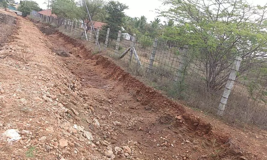 ேதாண்டிய குழியால் விபத்து அபாயம்