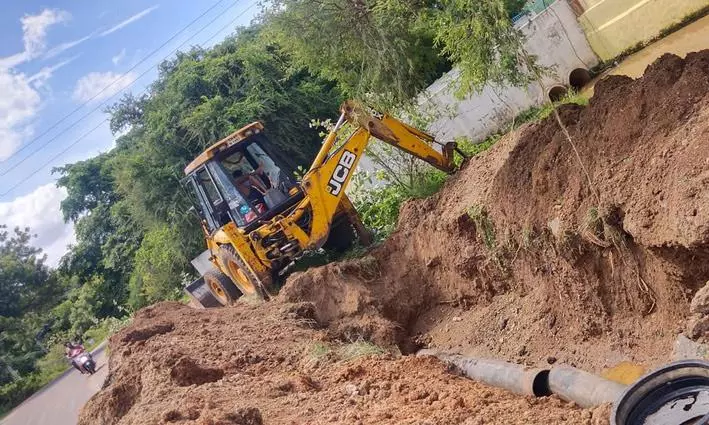 சாலையோர குழியை மூட வேண்டும்