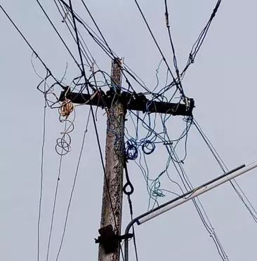 ஆபத்தான மின்கம்பம் ஆபத்தான மின்கம்பம்