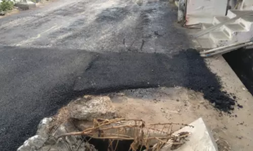 ரோட்டை சீரமைக்க வேண்டும் ரோட்டை சீரமைக்க வேண்டும்