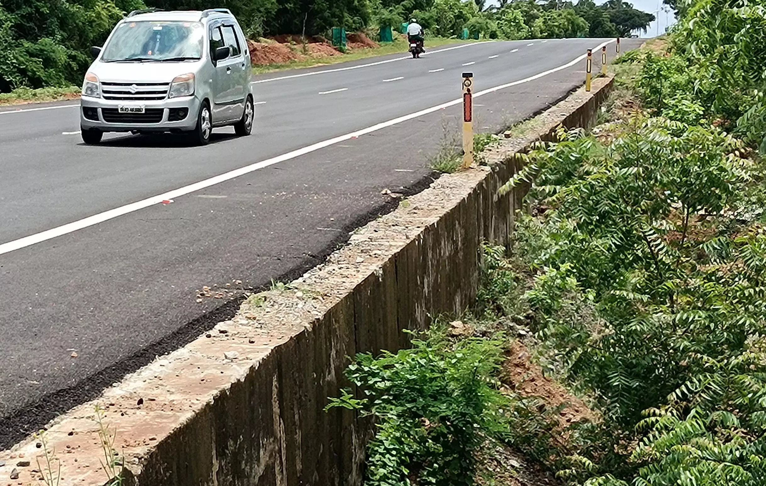 தடுப்புச்சுவர் வேண்டும்