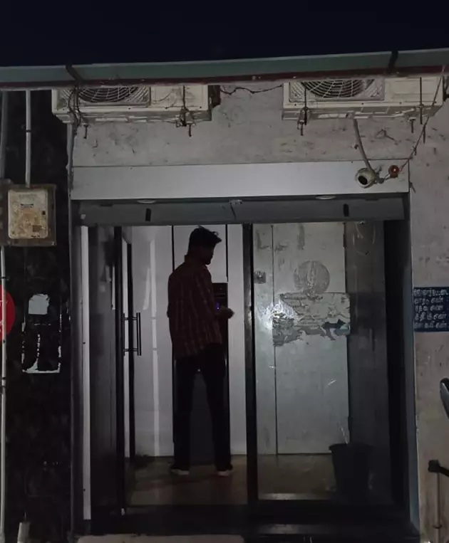 மின் விளக்கு எரியாத ஏ.டி.எம். மையம் மின் விளக்கு எரியாத ஏ.டி.எம். மையம்