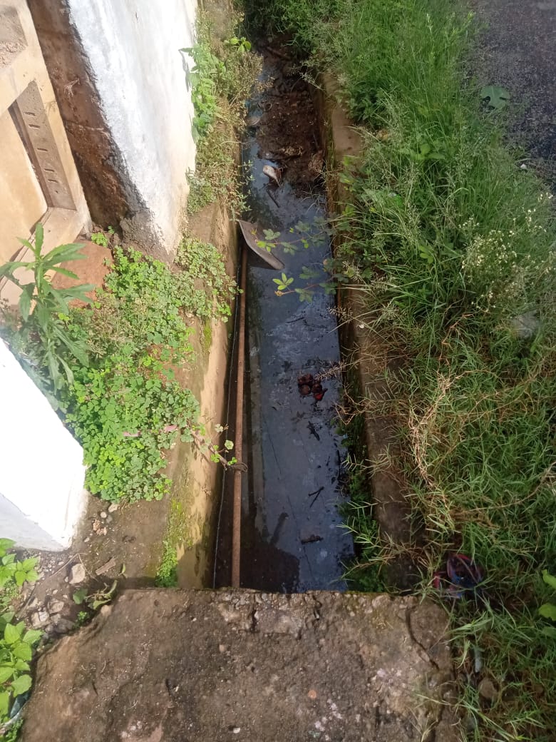 கால்வாயில் தேங்கி நிற்கும் கழிவு நீர்