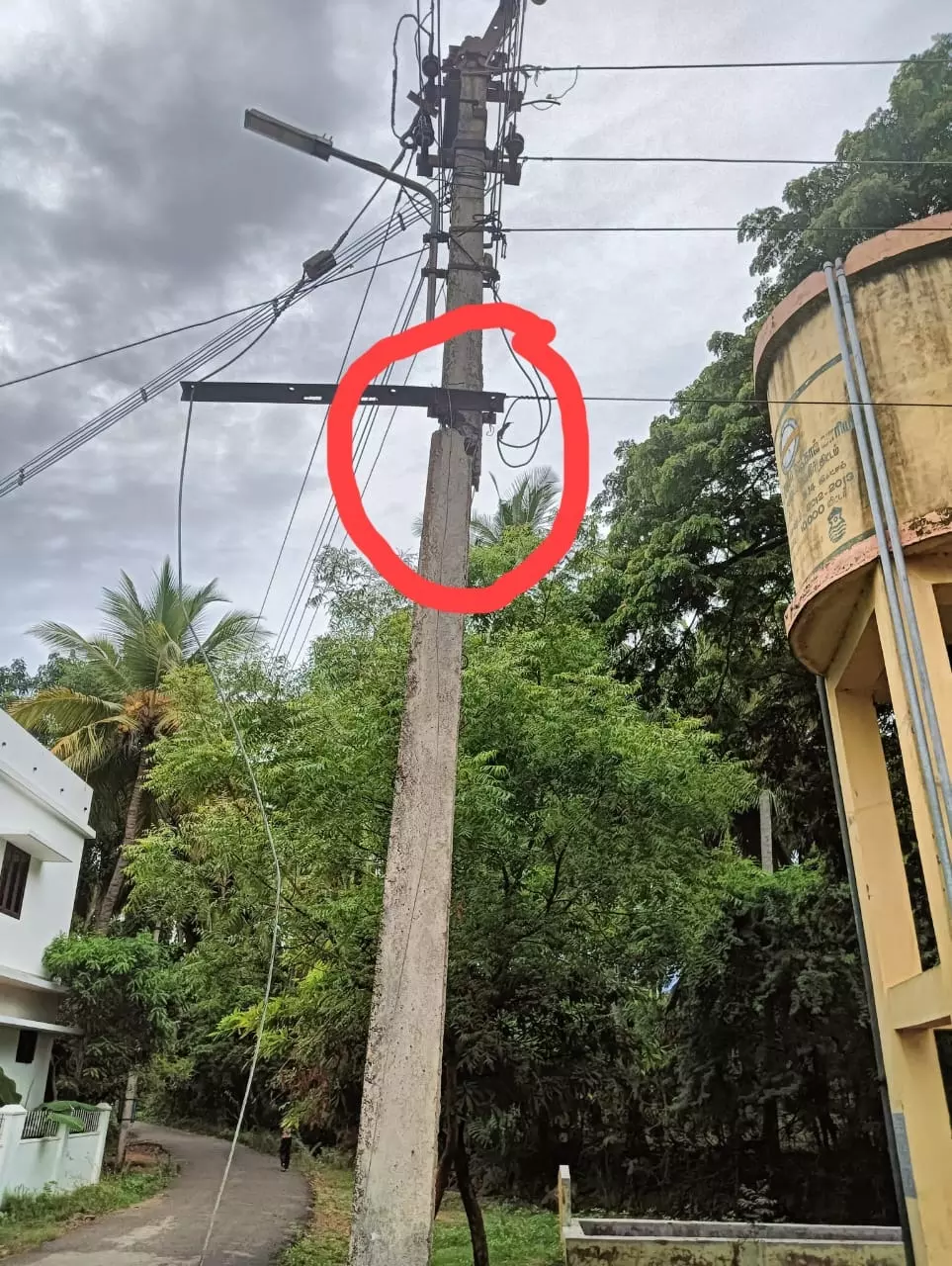 மின்கம்பம் மாற்ற வேண்டும்