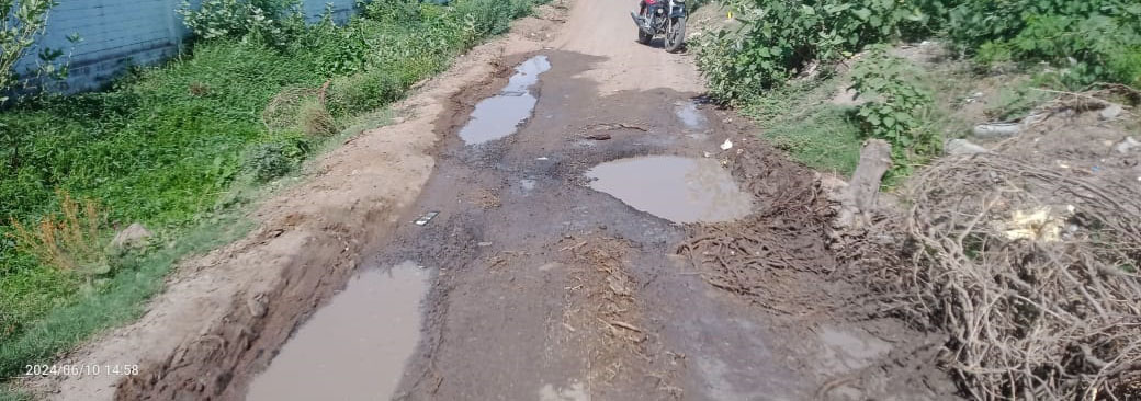 குண்டும் குழியுமான சாலை