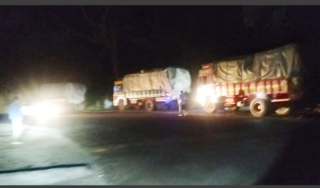 அதிக பாரம் ஏற்றிச் செல்லும் லாரிகளால் விபத்து அபாயம் அதிக பாரம் ஏற்றிச் செல்லும் லாரிகளால் விபத்து அபாயம்