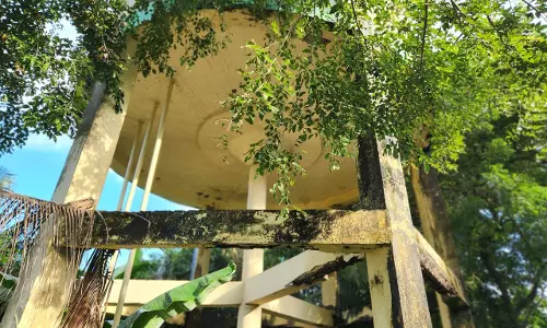 பழுதடைந்த மேல்நிலை நீர் தேக்கத்தொட்டி பழுதடைந்த மேல்நிலை நீர் தேக்கத்தொட்டி