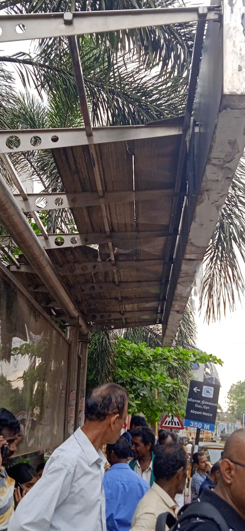 சேதமடைந்து மேற்கூரை