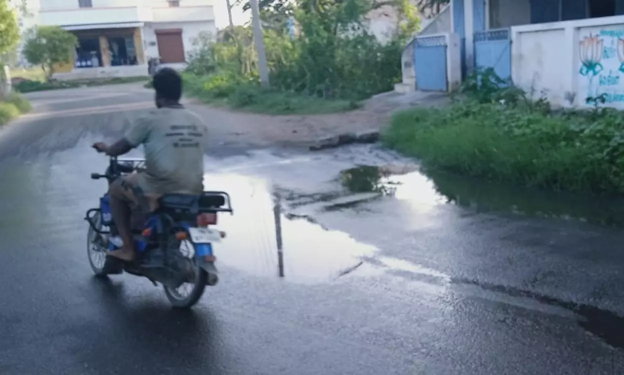 சாலையில் தேங்கும் கழிவுநீர் சாலையில் தேங்கும் கழிவுநீர்