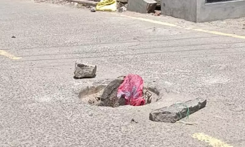 பாதாள சாக்கடைக்கு மூடி இல்லை பாதாள சாக்கடைக்கு மூடி இல்லை