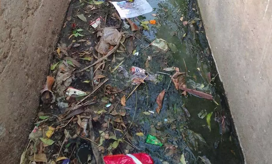 கால்வாயை தூர்வார வேண்டும்