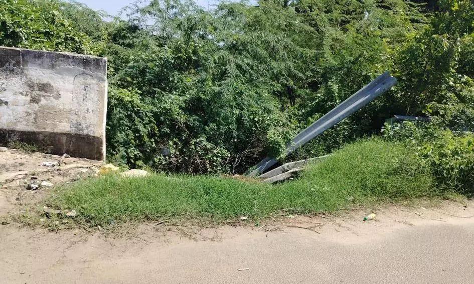 இரும்பு தடுப்பு வேலி சேதம்