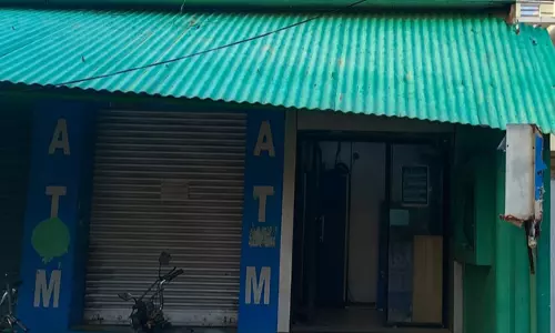 சரிவர இயங்காத ஏ.டி.எம்.மையம் சரிவர இயங்காத ஏ.டி.எம்.மையம்