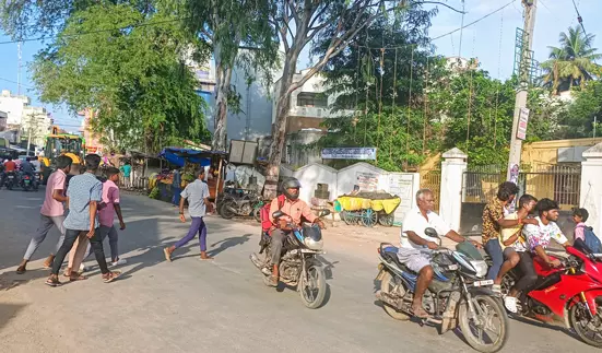 வேகத்தடை அமைக்க வேண்டும் வேகத்தடை அமைக்க வேண்டும்