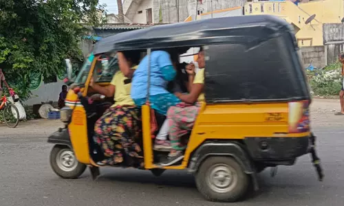 ஆட்டோக்களில் அதிக பயணிகள் ஆட்டோக்களில் அதிக பயணிகள்