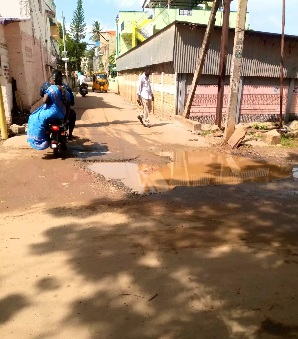 சாலையில் பள்ளம் சாலையில் பள்ளம்