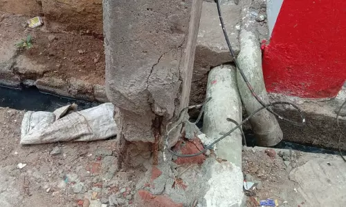 ஆபத்தான மின்கம்பம் ஆபத்தான மின்கம்பம்