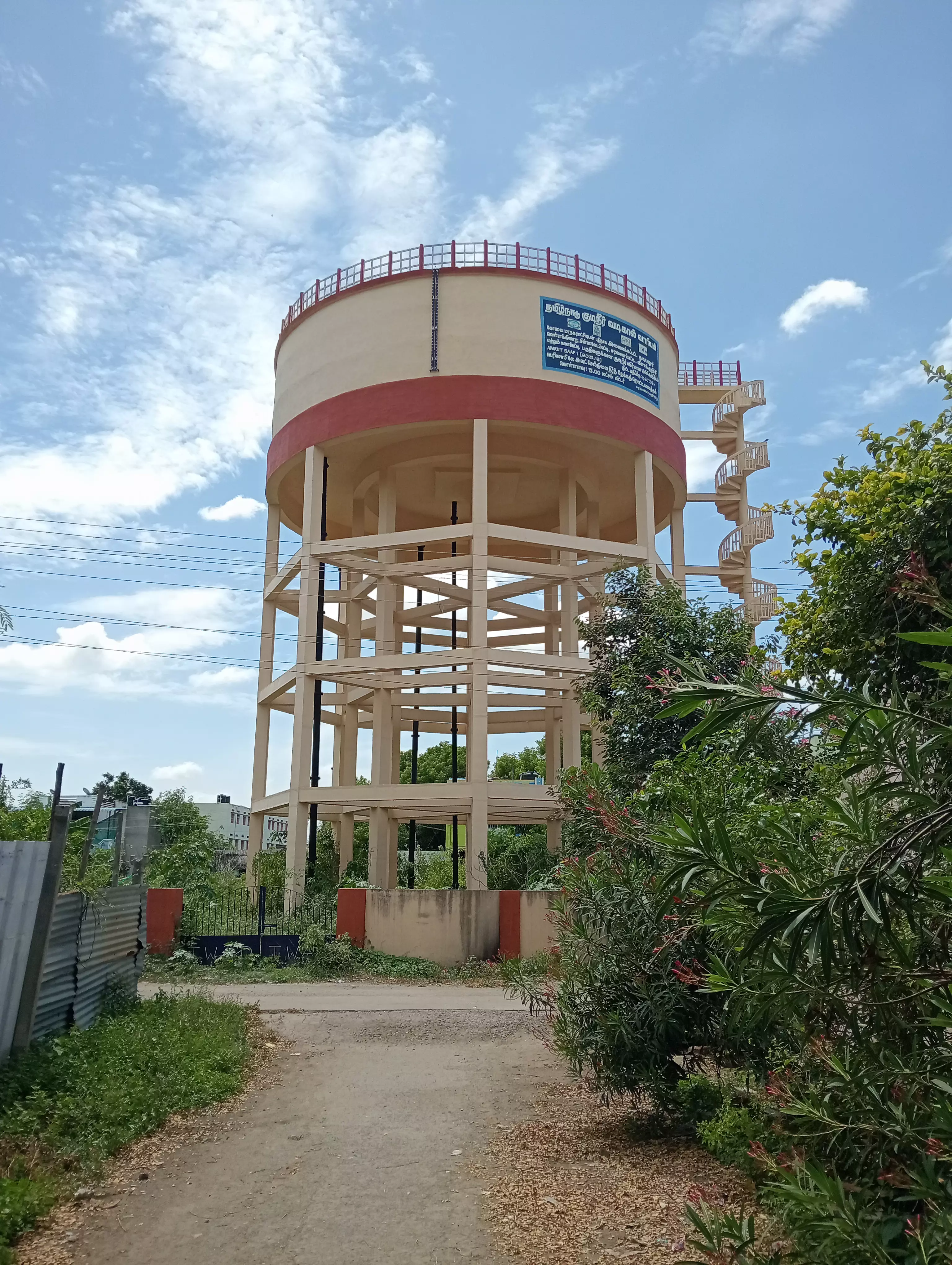பயன்பாட்டுக்கு வராத குடிநீர் தொட்டி