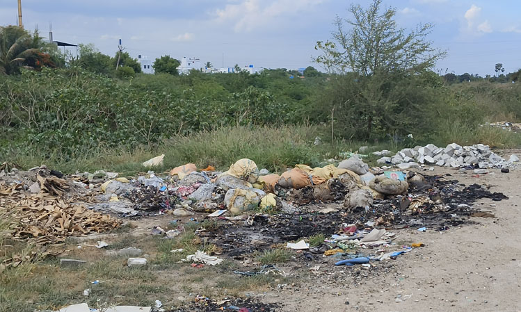 நொய்யல் ஆற்றின் கரையோரம் கட்டிட கழிவுகள்