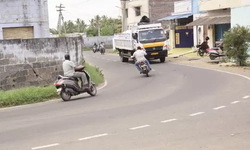 அபாய வளைவில் வேகத்தடை அமைக்கப்படுமா?