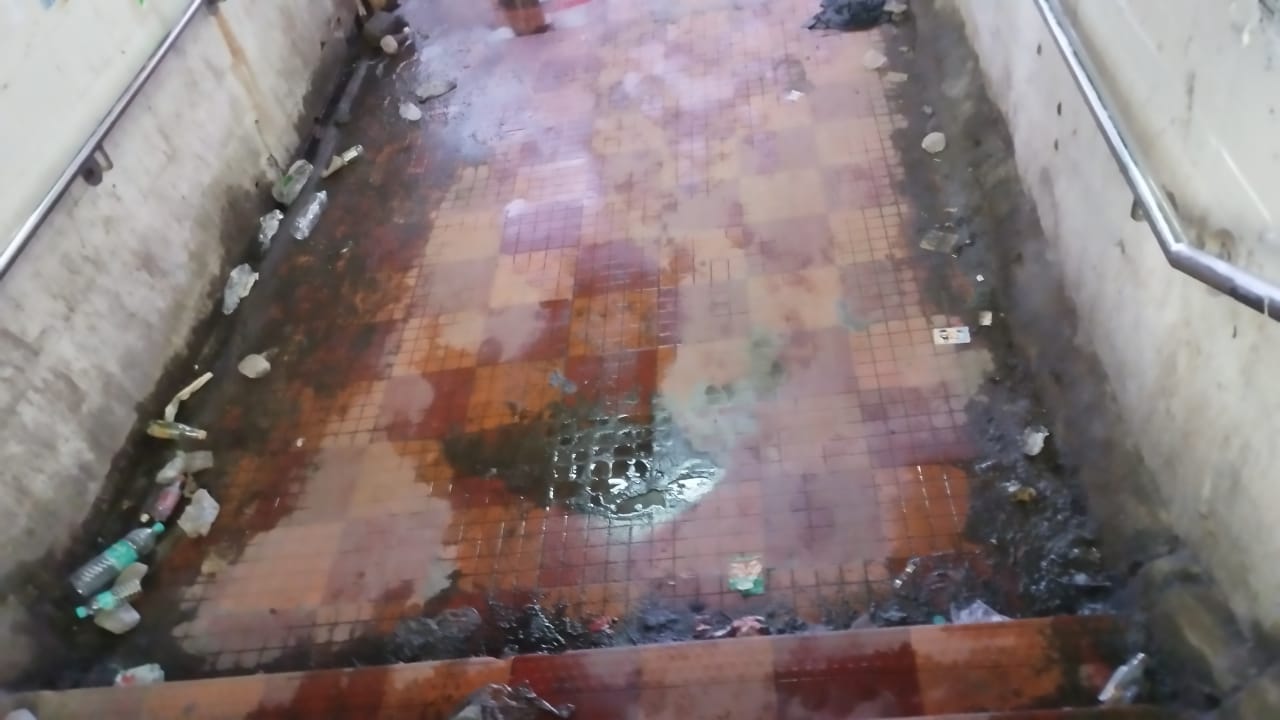 துர்நாற்றம் வீசும் சுரங்க பாதை