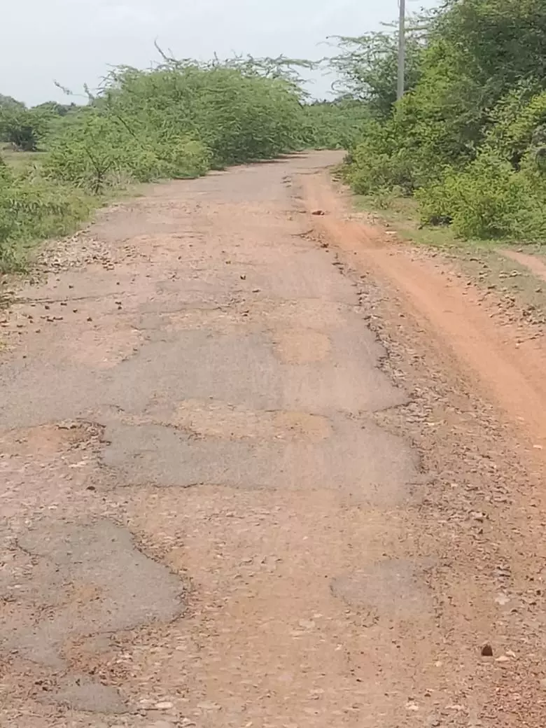 குண்டும்,குழியுமான சாலை