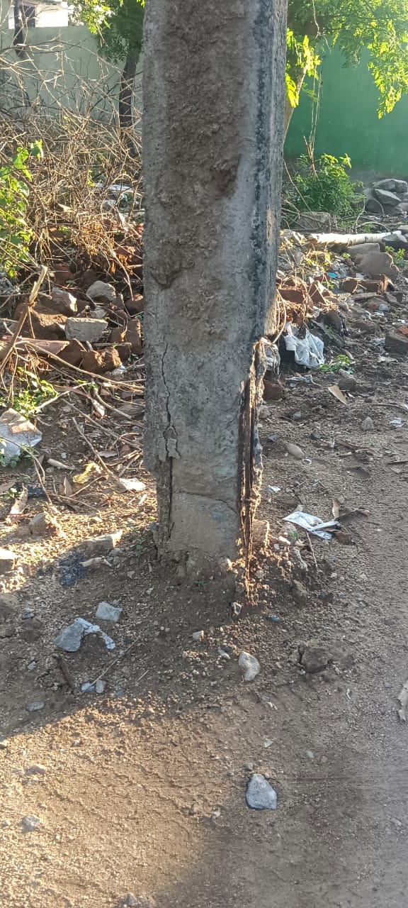 சிதலமடைந்த மின்கம்பம்