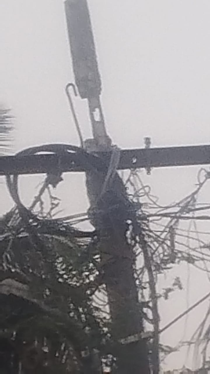 சிதலமடைந்த மின்கம்பம்