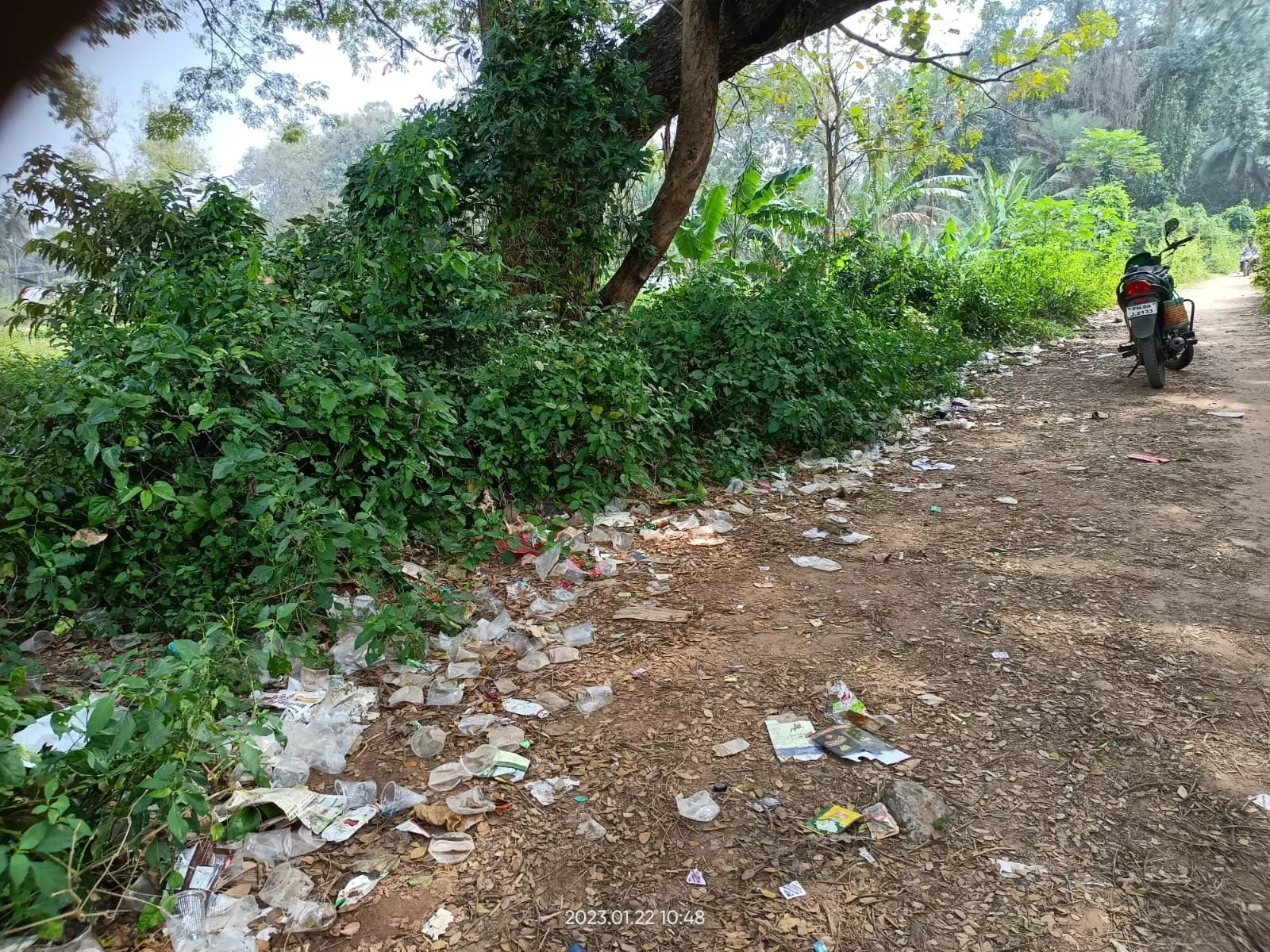 மதுப்பிரியர்களின் கூடாரமான ஆற்றங்கரை மதுப்பிரியர்களின் கூடாரமான ஆற்றங்கரை