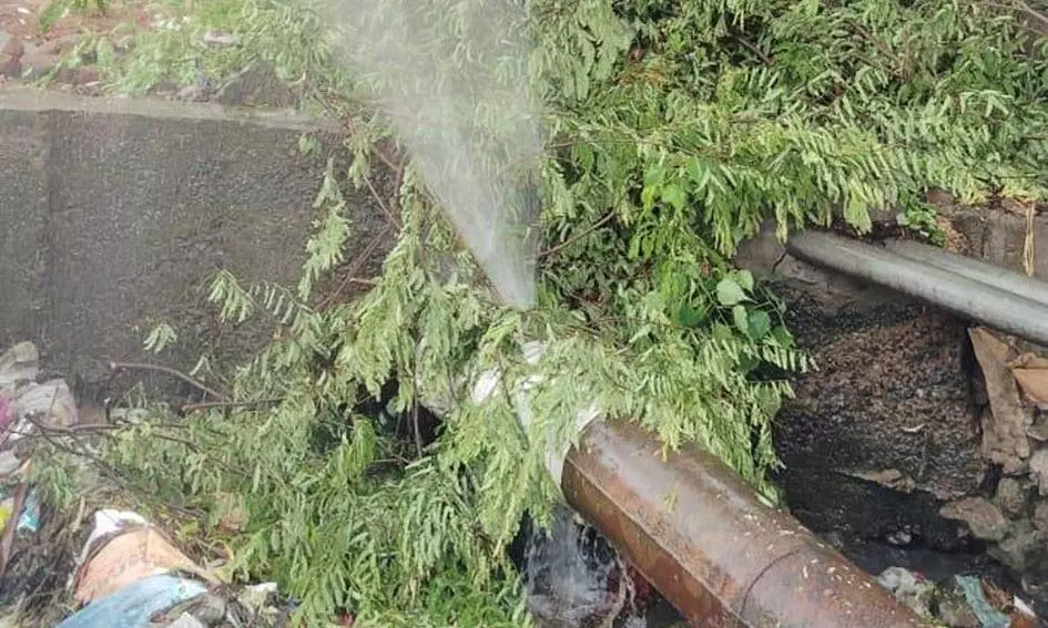 குழாய் உடைந்து வீணாகும் குடிநீர்