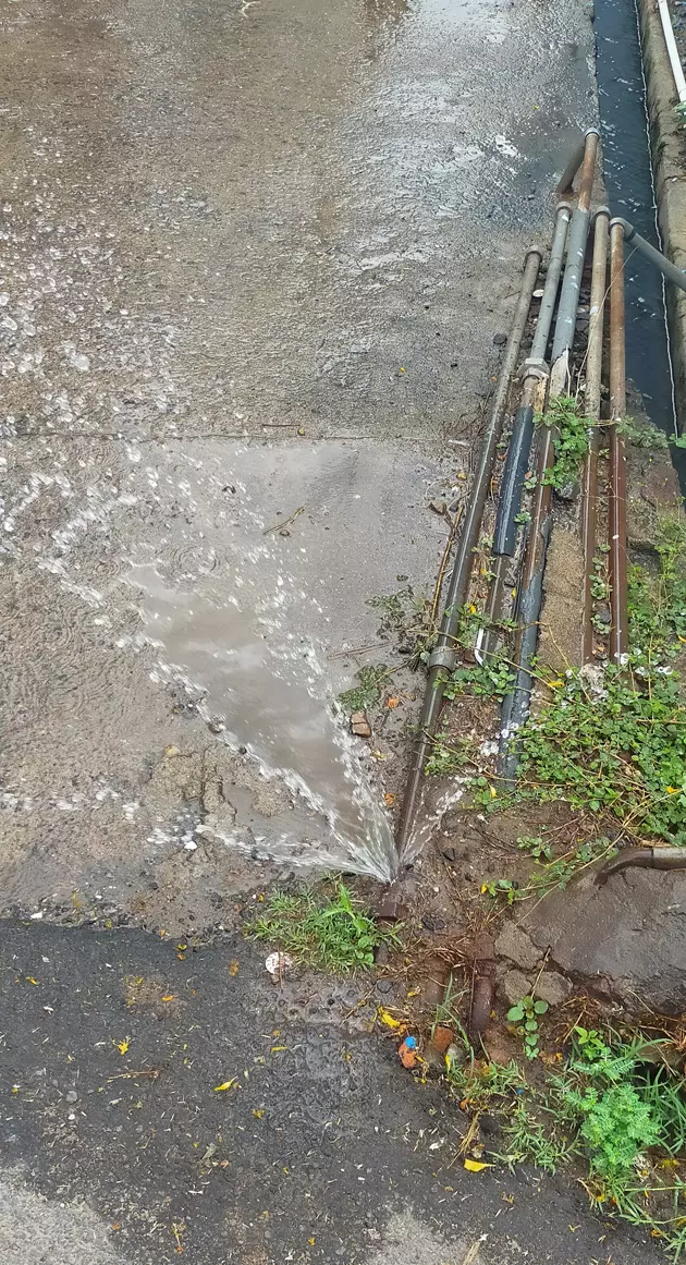 குடிநீர் குழாயில் உடைப்பு குடிநீர் குழாயில் உடைப்பு