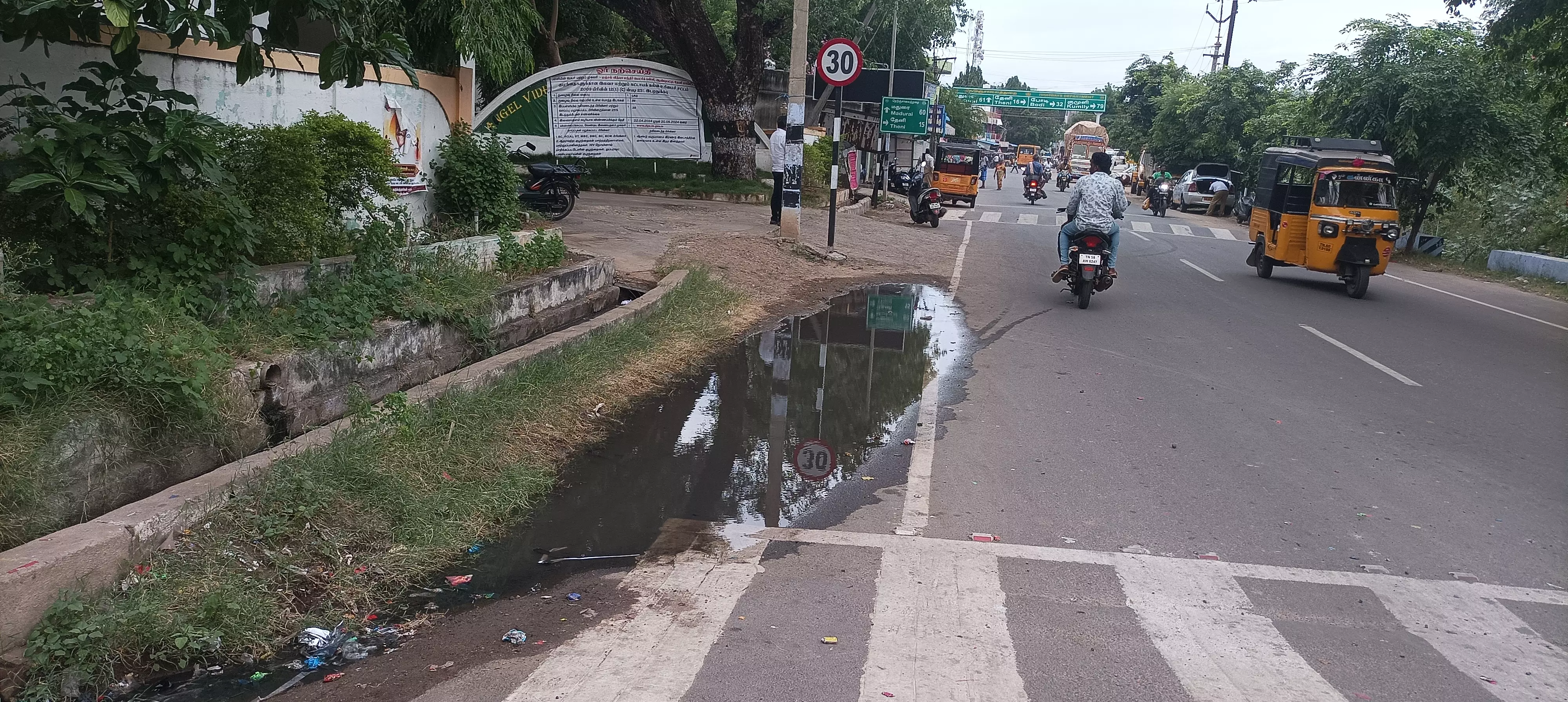 சாலையில் தேங்கும் கழிவுநீர்