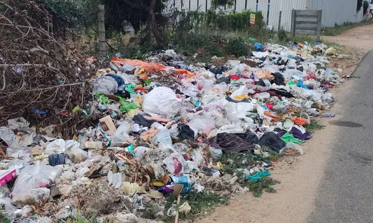 கொட்டப்படும் குப்பைகளால் சுகாதார சீர்கேடு கொட்டப்படும் குப்பைகளால் சுகாதார சீர்கேடு