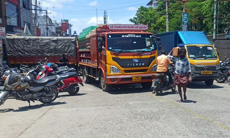 போக்குவரத்திற்கு இடையூறாக நிறுத்தப்படும் வாகனங்கள்