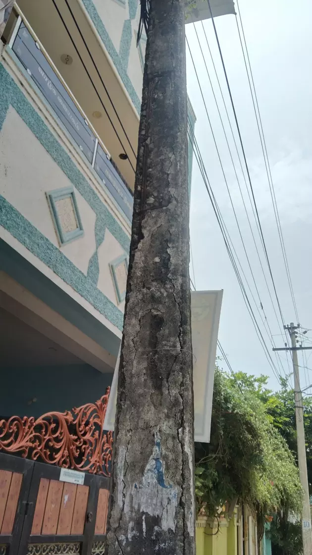 ஆபத்தான மின்கம்பம்