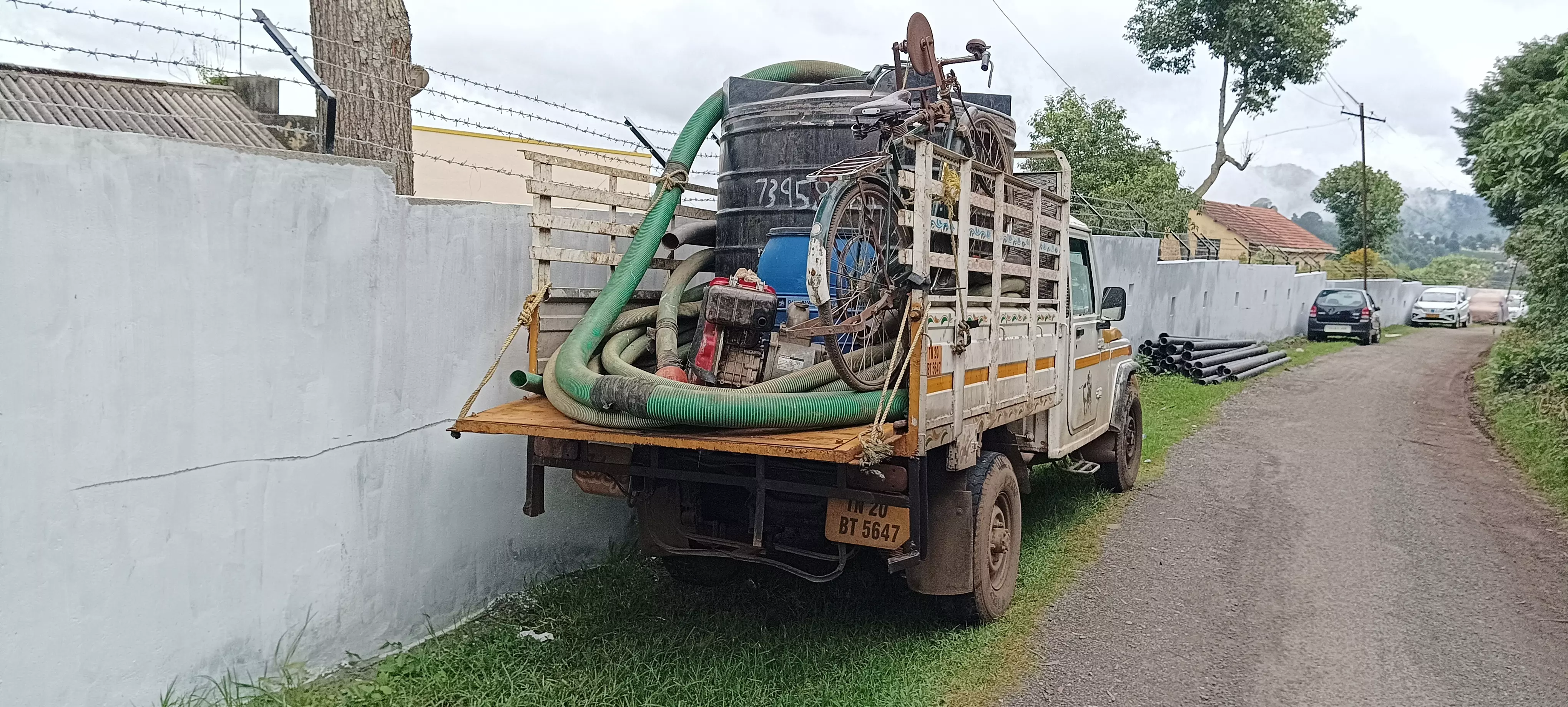 சேதம் அடையும் சுற்றுச்சுவர் சேதம் அடையும் சுற்றுச்சுவர்