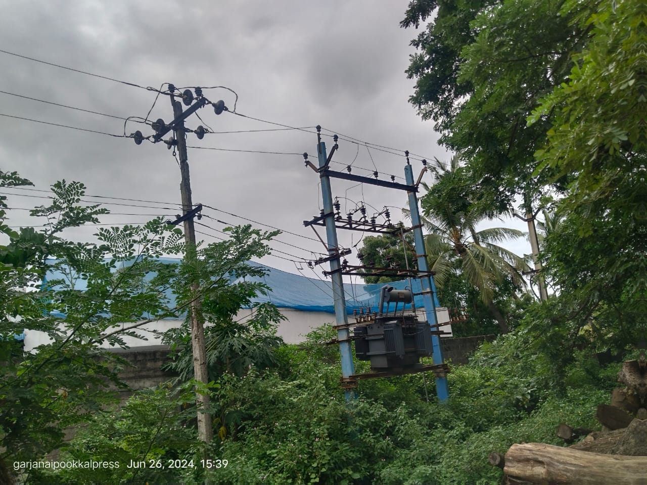 ஆபத்தான மின்கம்பம்