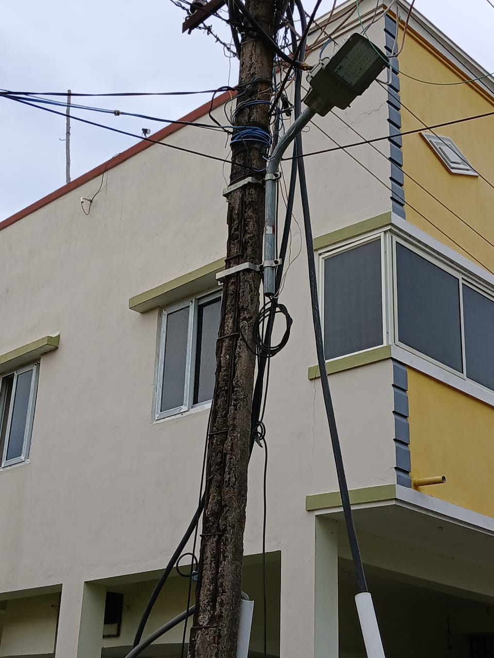 சிதலமடைந்த மின்கம்பம்