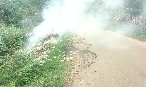 தீ வைத்து எரிக்கப்படும் குப்பைகள்