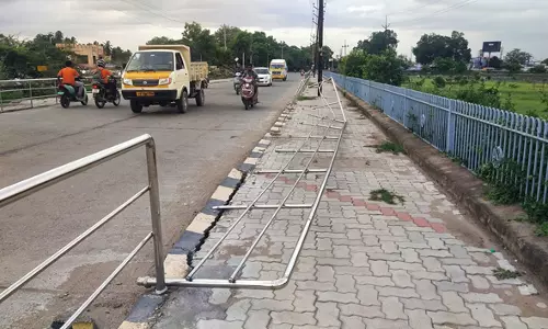 நடைபாதை தடுப்புக்கம்பிகள் சேதம் நடைபாதை தடுப்புக்கம்பிகள் சேதம்