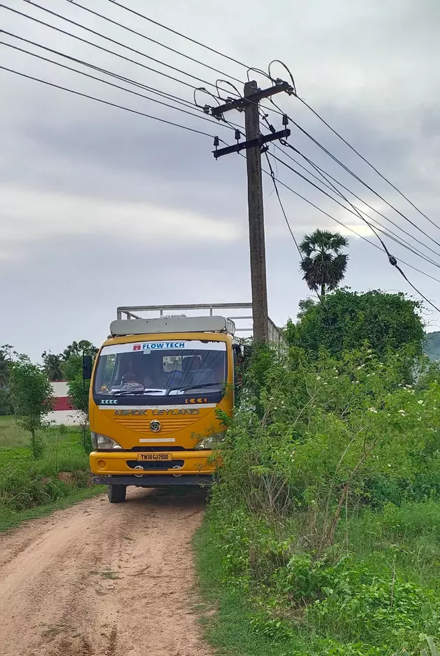 மின்கம்பம் இடமாற்றப்படுமா? மின்கம்பம் இடமாற்றப்படுமா?