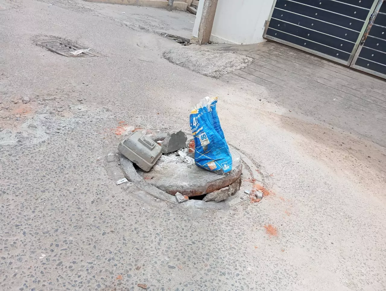 சேதமடைந்த பாதாள சாக்கடை மூடி சேதமடைந்த பாதாள சாக்கடை மூடி