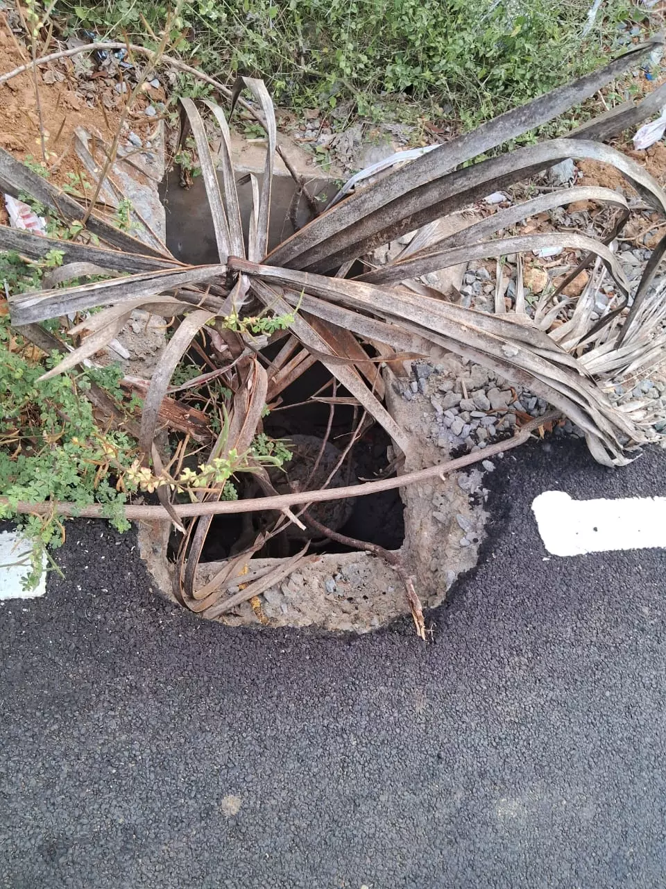 சாலையோரத்தில் ஆபத்தான பள்ளம்