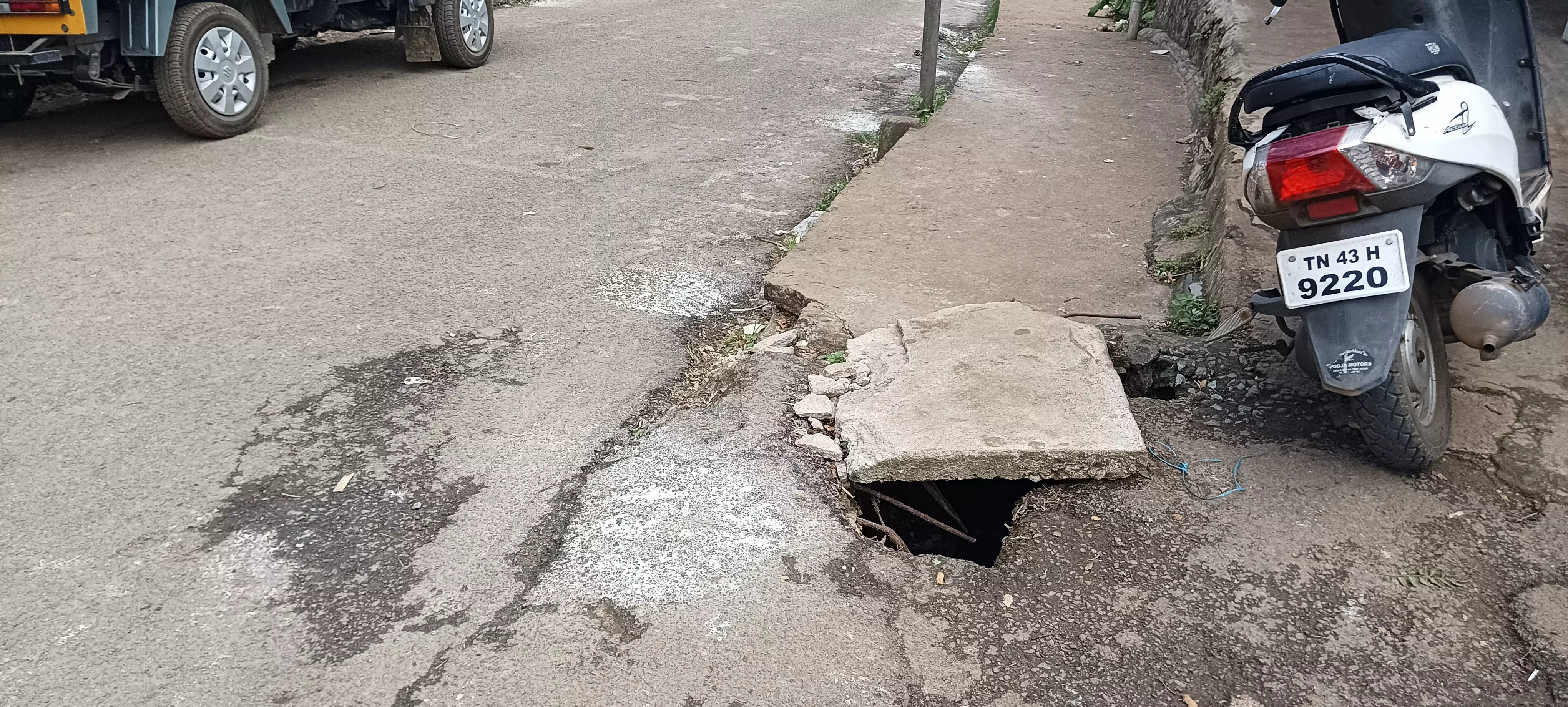 உடைந்து கிடக்கும் கால்வாய் மூடி