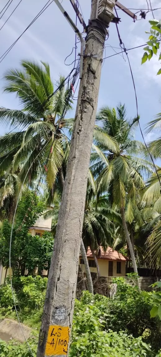 சேதமடைந்த மின்கம்பம்