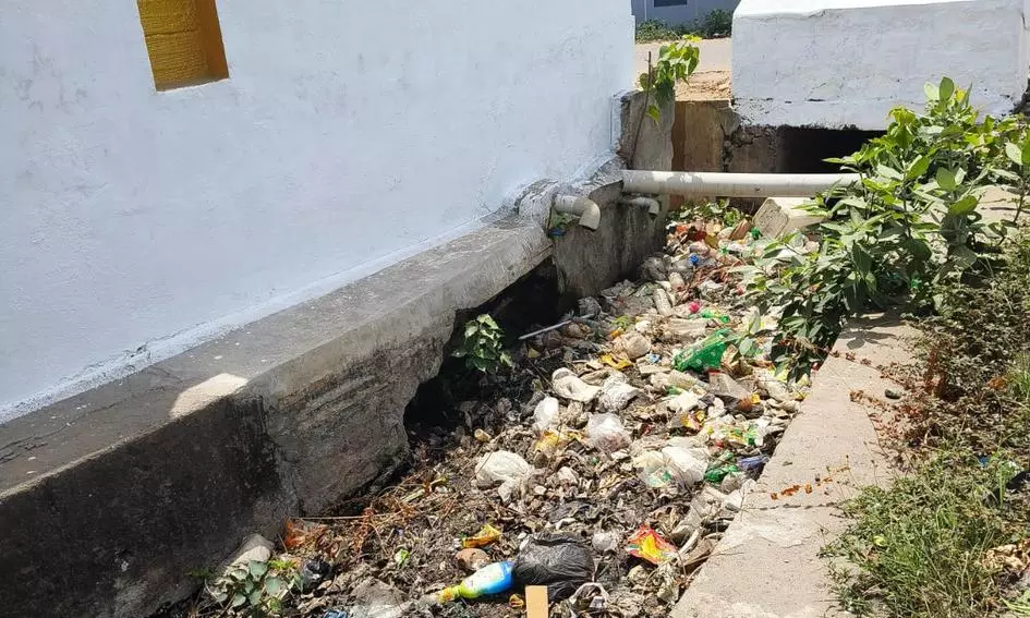 கழிவுநீர் கால்வாயில் குப்பைகள்