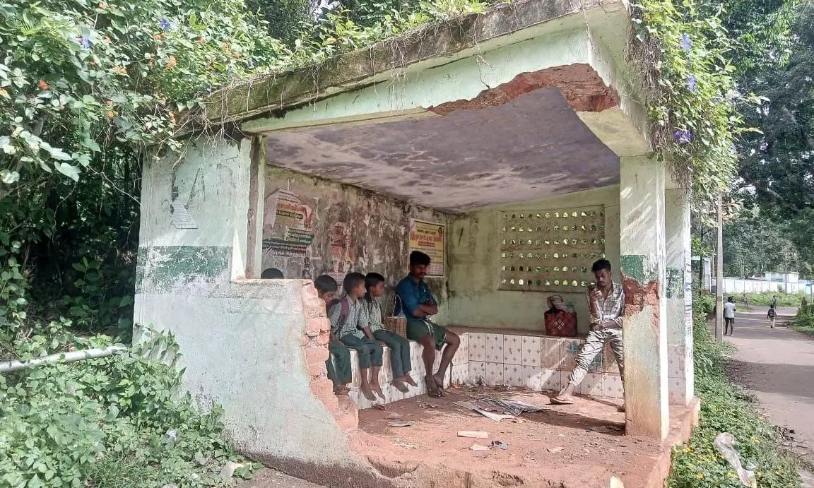 சேதமடைந்த பயணிகள் நிழற்குடை