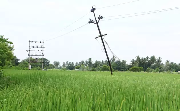 சாய்ந்த நிலையில் மின்கம்பம்