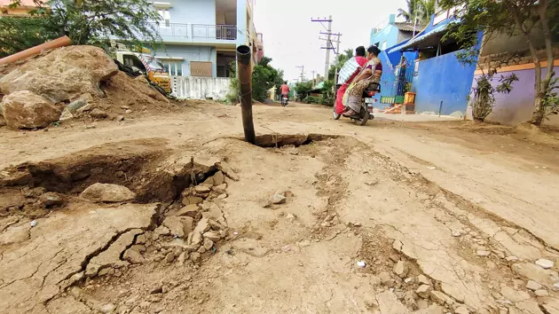 சாலையில் பள்ளம்