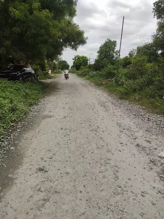 பாதியில் நின்ற சாலை அமைக்கும் பணி பாதியில் நின்ற சாலை அமைக்கும் பணி